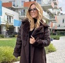 Beatrix kabát mogyoróbarna – Hosszított női télikabát szőrmegallérral, steppelt ujjal és megkötős övvel – Innova Fashion – 5. kép
